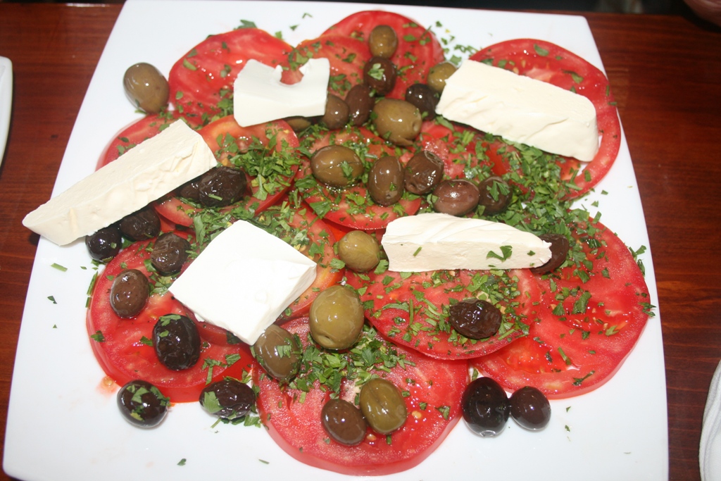 Sūrio-pomidorų-alyvuogių salotos (4eur)